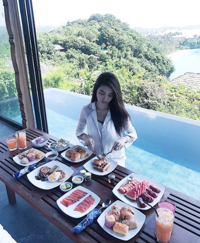 Cô cũng thường xuyên di chuyển bằng những chuyến bay hạng thương gia. Tuy nhiên, Jolie cũng chia sẻ, cô không muốn khán giả nghĩ theo hướng mình là một “cô chiêu” nhà giàu ăn chơi xa xỉ vì tất cả những món đồ hiệu đều do cô tự kiếm tiền mua và tự thưởng cho bản thân. Bởi thời gian qua, người đẹp 20 tuổi đã cố gắng tập trung kinh doanh.