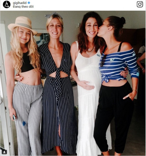 Chiếc áo phông mỏng được Gigi Hadid buộc lại ở bụng giúp cô khoe vòng 2 săn chắc, quyến rũ.