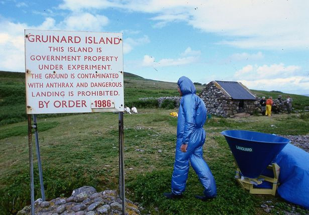 Đảo Gruinard, Scotland: Chính phủ Anh dùng hòn đảo nhỏ không người sinh sống này làm nơi thử nghiệm vũ khí sinh học trong Thế chiến II. Trong quá trình thử nghiệm, virus bệnh than đã lây lan khắp đảo, khiến hơn 100 con cừu thiệt mạng và buộc chính phủ phải cách ly hòn đảo. Đến những năm 1980, hàng trăm tấn Formaldehyde được dùng để khử trùng và làm sạch Gruinard. Ảnh: Mirror.