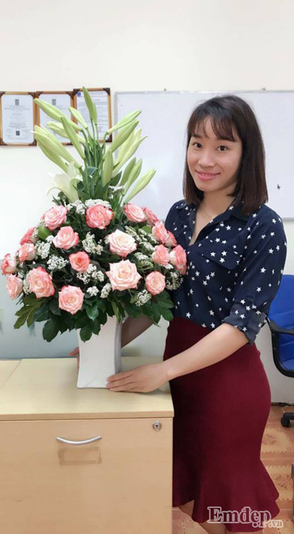 Chị cho biết: “Lúc đầu mình trồng một ít rau để cho con gái nhỏ của mình ăn mà thấy con ăn không hết mình nghĩ đến việc trồng nhiều hơn trên sân thượng cho cả nhà cùng ăn. Mình ít ăn rau bán ngoài chợ chủ yếu là mua củ quả thôi. Kể từ khi trồng rau mình ăn thoải mái và yên tâm hơn rất nhiều”.