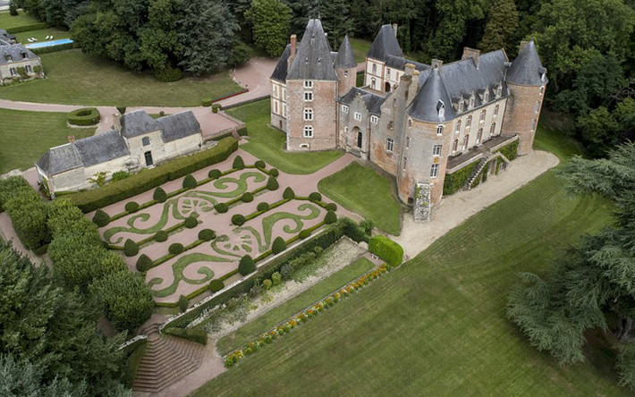 Lâu đài Blancafort (Chateau de Blancafort) được xây dựng năm 1453 với những tháp pháo kiểu La Mã.
