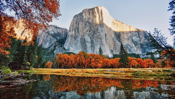 Công viên quốc gia Yosemite Những người yêu thiên nhiên chắc chắn sẽ rất muốn tổ chức đám cưới vào mùa thu ở Vườn quốc gia Yosemite. Vườn quốc gia Yosemite được bao quanh bởi những rừng thông khổng lồ, cũng như những địa điểm đẹp như thác Yosemite, thác băng và thác Bridalveil. Đây là sẽ là địa điểm tuyệt vời để bạn tổ chức một đám cưới ấm cúng, giản dị cùng với sự góp mặt của bạn bè, người thân của mình.