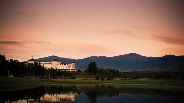 Khu nghỉ dưỡng Omni Mount Washington Không có gì tuyệt vời hơn một đám cưới mùa thu ở New England với cảnh sắc mùa thu tuyệt đẹp. Khu nghỉ dưỡng Omni Mount Washington nằm ở Bretton Woods là một thiên đường được nhiều du khách yêu thích với khung cảnh đẹp cũng như các spa thư giãn. Đây cũng là địa điểm tổ chức đám cưới được nhiều cặp uyên ương lựa chọn.
