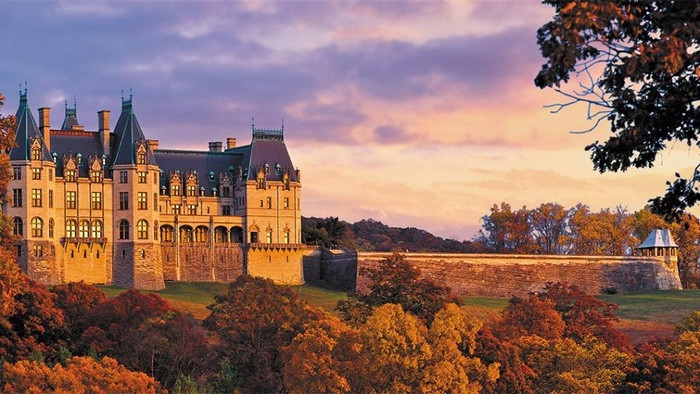 Thành phố Biltmore Estate Biltmore Estate là một thành phố quyến rũ nằm dưới dãy núi Blue Ridge của North Carolina. Thành phố Biltmore Estate càng trở nên sống động và rực rỡ khi mùa thu về, những khu rừng đang bắt đầu thay lá. Bạn và bạn đời hãy đến lâu đài Renaissance nguy nga, tráng lệ với 250 phòng để tổ chức một đám cưới trong mơ của mình.