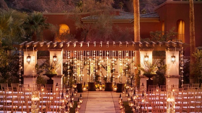 Scottsdale, Arizona Bạn lo lắng vì đám cưới của mình có thể diễn ra trong một ngày mưa gió? Hãy đến Scottsdale, Arizona- một thành phố sa mạc sôi động với hơn 330 ngày nắng mỗi năm. Nếu bạn không thích tổ chức một đám cưới miền Tây hoang dại hãy đến ngay Montelucia Resort and Spa có một đám cưới với phong cách quý phái, sang trọng cả trong nhà và ngoài trời.