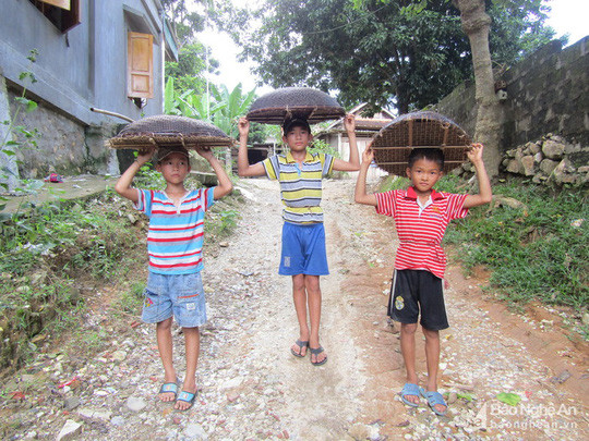 Hành trình bẫy cá suối bắt đầu. Ảnh: Bé Vinh