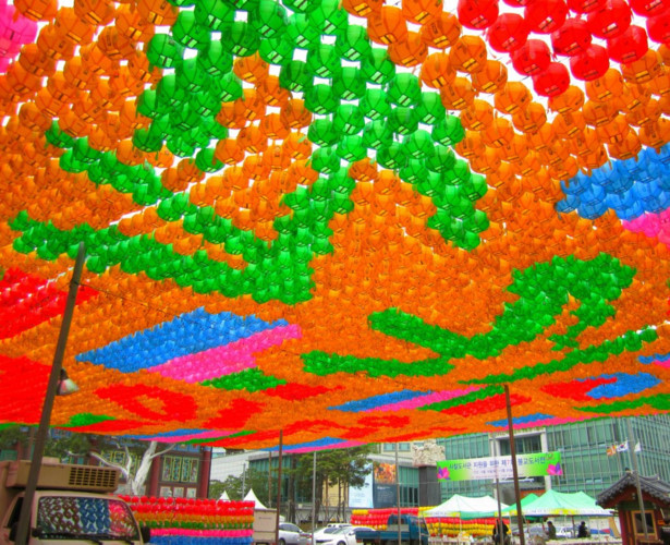 Jogyesa là ngôi chùa lớn nhất tại thủ đô Seoul, là biểu tượng của nền Phật giáo Hàn Quốc. Du khách đến đây không chỉ được đắm chìm trong không gian văn hóa tâm linh đặc biệt mà còn được chiêm ngưỡng những chiếc đèn lồng rực rỡ đầy màu sắc.