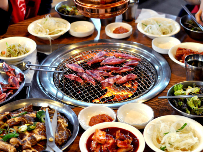 Thịt nướng BBQ là món ăn không thể không thưởng thức khi đến với Hàn Quốc. Thiếu đi một đĩa BBQ đúng kiểu và một chai Soju thì chuyến đi của bạn sẽ không thể nào được trọn vẹn.