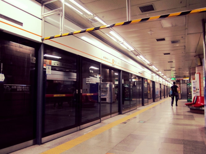 Hệ thống tàu điện ngầm ở Seoul là một trong những tuyến đường ngầm lớn và bận rộn nhất thế giới, phục vụ hơn 8 triệu khách mỗi ngày. Ngay cả các nhà ga cũng được trang trí rất hiện đại, tạo nên thương hiệu đặc biệt của thành phố.