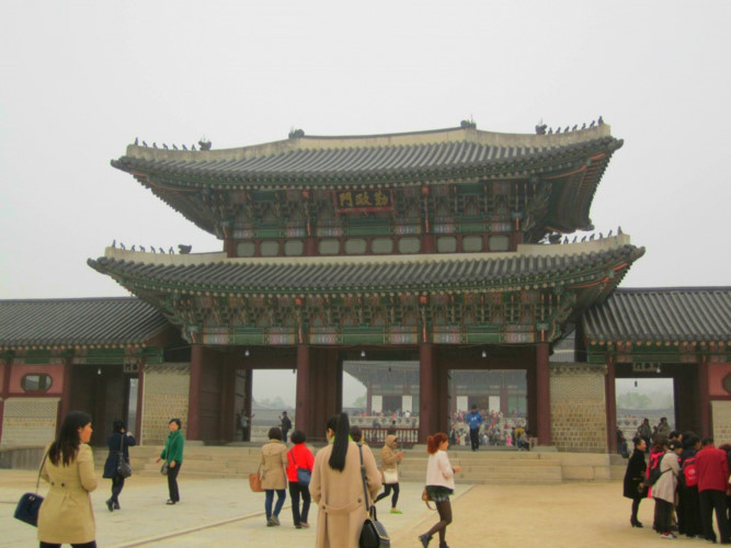 Cung điện Gyeongbokgung được xây dựng lần đầu tiên vào năm 1395, sau đó đã bị cháy và được sửa chữa vào năm 1867. Đây là một trong 5 cung điện lớn từ thời Joseon, cho tới ngày nay vẫn còn nguyên nét uy nghiêm, cổ kính như từ bảy thế kỷ trước.