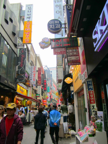 Quận Myeongdong là địa chỉ mua sắm yêu thích của cả người bản địa và du khách. Ngay cả khi không có nhu cầu mua sắm, chỉ đi dạo và cảm nhận không khí nhộn nhịp ở khu vực này cũng đã là một trải nghiệm tuyệt vời.