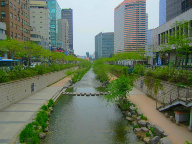 Dòng suối Cheonggyecheon dài hơn 8 km, chảy qua trung tâm Seoul chính là điểm đặc biệt nhất của thành phố này. Dòng suối không chỉ góp phần điều hòa không khí mà còn điều hòa cả sự bận rộn, hối hả của hơn 25 triệu người sống tại đây.