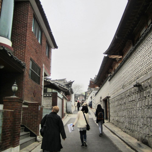 Ngôi làng truyền thống Bukchon Hanok là nơi miêu tả trọn vẹn nhất khung cảnh đô thị đất nước này cách đây 600 năm. Hiện nay, đây là một trung tâm văn hóa thời Joseon, thu hút không chỉ khách du lịch mà còn cả người dân địa phương.