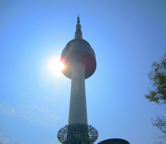Đỉnh tháp truyền hình Namsan nằm giữa trung tâm và là nơi cao nhất thành phố, là điểm du lịch không thể bỏ qua khi tới Seoul. Nơi đây còn nổi tiếng với hàng ngàn ổ khóa tình yêu, từng là trường quay của rất nhiều bộ phim Hàn Quốc.