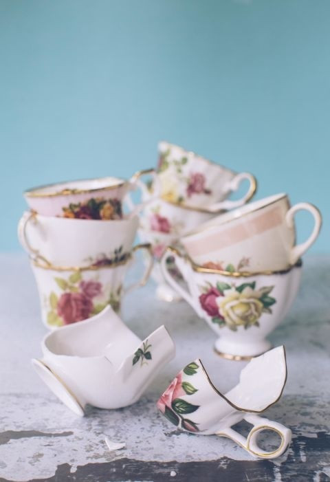 Cốc chén vỡ Theo phong tục cổ xưa, bát đĩa tượng trưng cho sự thịnh vượng, giàu cỏ gia đình. Khi bạn ăn uống hoặc tiếp tục bày biện những chiếc bát đĩa vỡ, bạn sẽ vô tình đón rước những rắc rối và xui xẻo vào trong nhà.