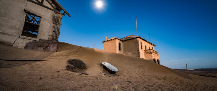 Khoảng 100 năm trước, Kolmanskop là một thị trấn nhộn nhịp ở miền Nam Namibia. Giờ đây, nơi này đã bị bỏ hoang và trở thành điểm tham quan hút khách nhờ cảnh tượng những ngôi nhà lún sâu trong cát. Ảnh: Vagrants Of The World.