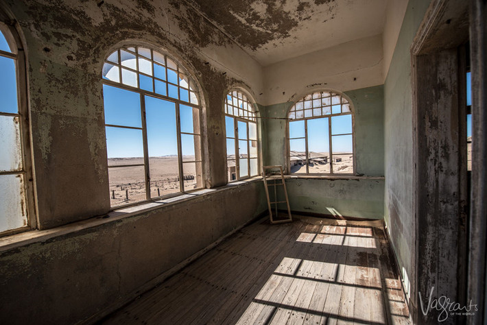 Kolmanskop có kết cấu tương tự một thị trấn ở Đức, với bệnh viện, nhà hát, trạm điện, trường học, nhà thi đấu và nhà máy làm đá lạnh. Nơi đây còn có trạm chụp X-quang đầu tiên ở Nam bán cầu và xe điện đầu tiên ở châu Phi. Ảnh: Vagrants Of The World.