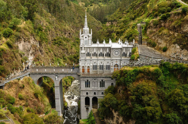 Ipiales, Colombia: Thành phố này nổi tiếng với thánh đường Las Lajas nằm trên vách núi. Du khách chỉ có thể tới đây qua cây trên hẻm sâu.