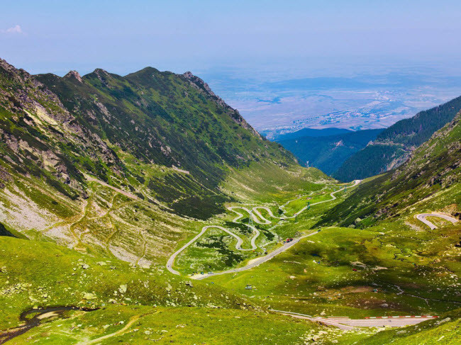 Transfăgărășan, Romania: Con đường ngoằn ngoèo chạy dọc các dãy núi, kết nối giữa vùng Transylvania và Wallachia.