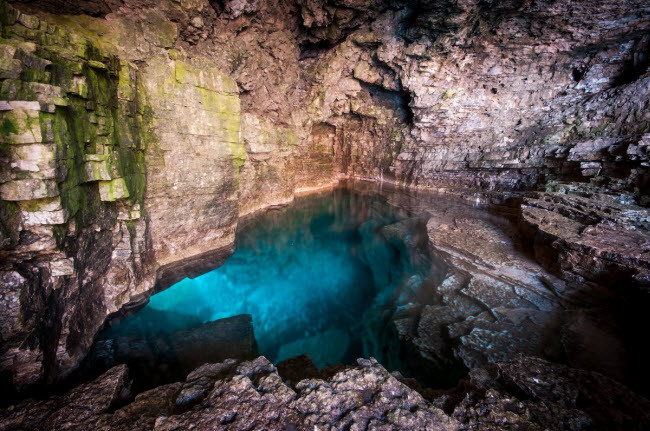 Bruce Peninsula, Canada: Vườn quốc gia này có một hang động với nước trong xanh, khiến nhiều du khác ngỡ như trên hành tinh khác.