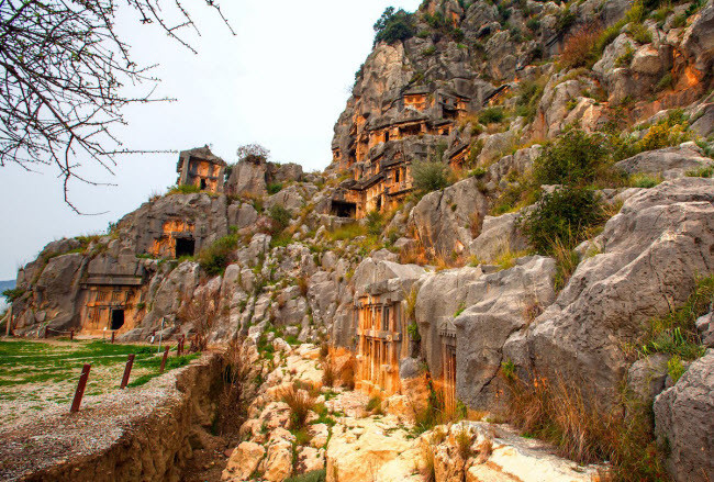 Fethiye, Thổ Nhĩ Kỳ: Đây là một khu di tích với nhiều ngôi mộ của người Lyc được xây dựng trên sườn núi.