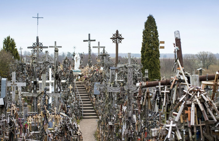 Ngọn đồi Thánh giá (Kryziu kalnas), Lithuania: Ngọn đồi Thánh giá gợi nhắc về một nghĩa trang cũ, là nơi hành hương của người Công giáo. Mọi người tin rằng nếu để lại đây một cây thánh giá thì mong muốn của họ sẽ được hoàn thành. Theo truyền thuyết, người đầu tiên cắm thánh giá lên đồi là một nông dân có con gái ốm nặng. Sau khi cô bé nhanh chóng hồi phục, những chiếc thánh giá mới xuất hiện.