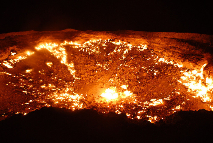 Miệng núi lửa Darvaza (Derweze), Turkmenistan: Miệng núi lửa Darvaza, hay còn gọi là "Cánh cửa Địa ngục", hình thành năm 1971 do sự sụp đổ của mặt đất trong quá trình thăm dò. Chiếc hố giải phóng khí ga trên ngọn lửa, nên không gây độc hại tới người dân khu vực xung quanh. Theo tính toán của các nhà địa chất, khí ga đốt cháy hoàn toàn chỉ trong vài ngày, nhưng ngọn lửa đã cháy suốt 46 năm, thu hút du khách, nhiếp ảnh gia và giới nghiên cứu.