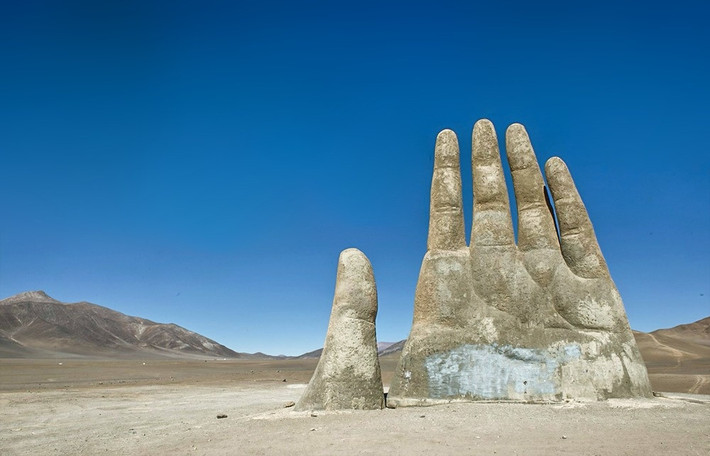 Bàn tay của Sa mạc (Mano del desierto), Chile: Tác phẩm điêu khắc cao 11 m này được dựng lên gần thành phố Antofagasta. Tác giả Mario Irarrazabal cho biết công trình tượng trưng cho sự cô đơn, bất công và bất lực. Địa điểm buồn bã này khá phổ biến với du khách. Tuy nhiên, vài người phá hoại khiến bàn tay có nhiều hình vẽ graffiti và phải được làm sạch định kỳ.