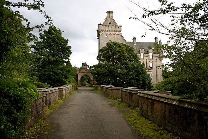 Cầu Overtoun, Scotland: Cây cầu ở thành phố Dumbarton nổi tiếng với câu chuyện những chú chó tới đây đều nhảy xuống ở cùng một điểm phía bên phải, giữa 2 nhịp cầu cuối. Điều này rất thần bí cho đến khi chuyên gia về hành vi động vật David Sexton tới kiểm tra địa điểm và tìm thấy lượng lớn nước tiểu chồn và chuột. Chất này gây ảnh hưởng mạnh mẽ đến loài chó, khiến chúng vô thức nhảy khỏi cầu.