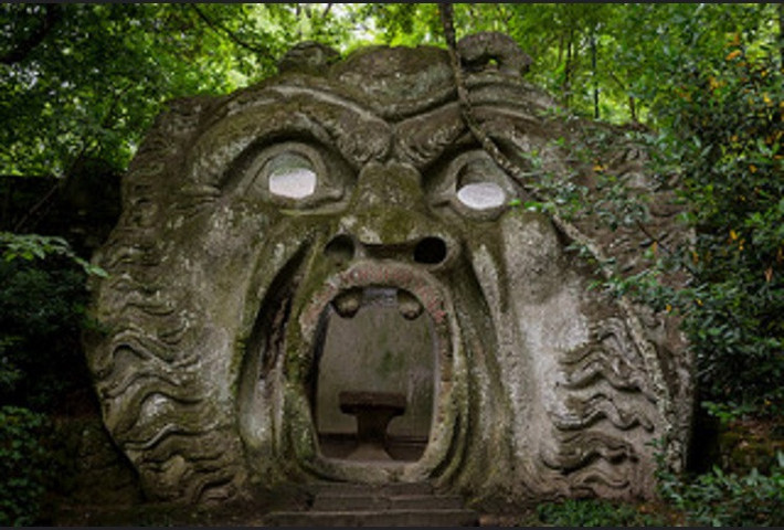 Vườn Bomarzo (Sacro Bosco), Italy: Vườn Bomarzo được công tước Pier Francesco Orsini xây dựng từ năm 1548 tới những năm 1580, bao gồm 30 tác phẩm điêu khắc, trong đó có Hercules, Aphrodite và Cerberus, cũng như ngôi nhà nghiêng và cánh cổng Underworld. Sau vài thế kỷ bị quên lãng, công viên đã được phục hồi và mở cửa trở lại cho du khách vào năm 1954 dưới tên gọi "Công viên của Quái vật".