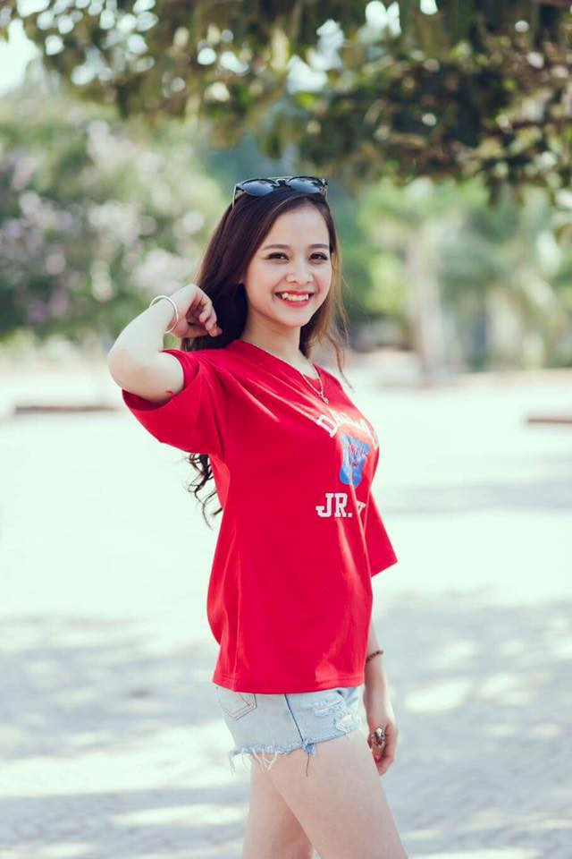 Hiện Lâm Oanh tích cực chuẩn bị cho kỳ thi THPT quốc gia sắp tới. Sở thích của nữ sinh là đi mua sắm, du lịch, nghe nhạc và chụp ảnh. Nhờ có vẻ ngoài ưa nhìn, 9X nhận được không ít lời mời làm người mẫu ảnh.