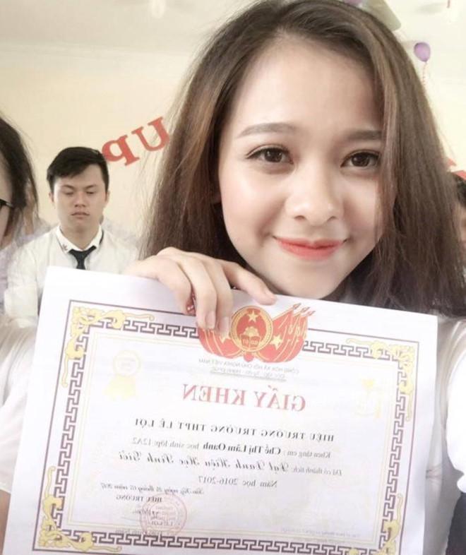 Khoảnh khắc thiếu nữ Nghệ An xinh đẹp, có nụ cười duyên, rạng rỡ trong lễ bế giảng hiện thu hút hơn 5.700 like (thích), cùng hàng nghìn bình luận trên một diễn đàn. Phần lớn dân mạng khen ngợi vẻ ngoài dịu dàng, nữ tính của cô gái.