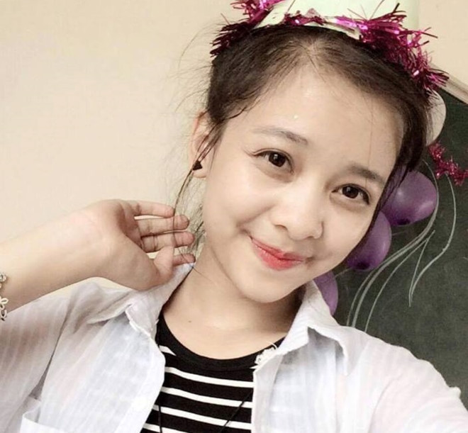 Ở trường, Lâm Oanh là gương mặt khá nổi bật, thường xuyên tham gia các hoạt động văn nghệ. Đây không phải lần đầu tiên hình ảnh của cô được một số diễn đàn đăng tải. Đầu năm nay, các bức hình xinh xắn của nữ sinh cũng từng thu hút nhiều sự quan tâm.