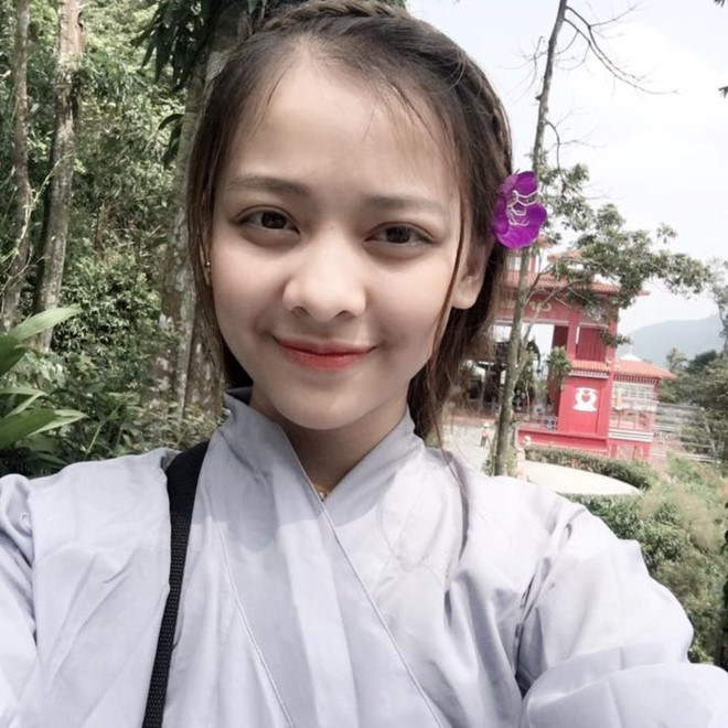 Oanh cho hay khoảnh khắc trên được chụp tại lễ bế giảng ở trường THPT Dân tộc nội trú Nghệ An. 9X cho hay đó là lúc cô vừa vui vừa buồn khi lần cuối cùng được nhận giấy khen trong đời học sinh.