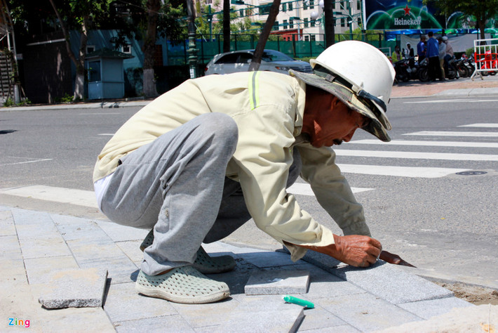 "Công trình đã nhận thầu, nếu không làm thì sẽ chậm tiến độ, chủ thầu trừ lương. Cuộc sống khó khăn nên chúng tôi phải chấp nhận làm việc trong điều kiện nắng nóng như thế này", anh Nguyễn Văn Toại (công nhân xây dựng làm việc tại một công trình ở đường Trần Hưng Đạo, TP Đà Nẵng), giải thích.