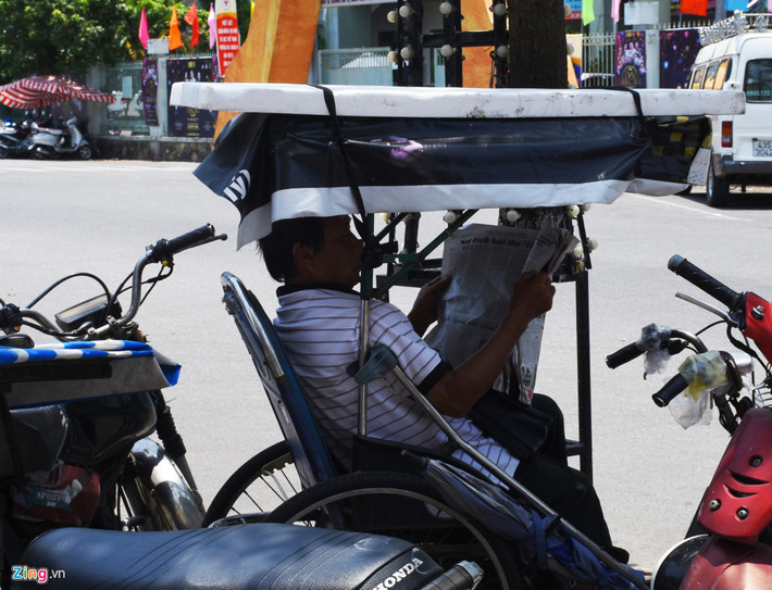 "Hôm nay nắng quá, tôi phải dùng bạt và tấm xốp che phía trên chiếc xe lăn này nhưng vẫn không chịu được. Nếu tình trạng này kéo dài thì cuộc sống của những người bán vé số như chúng tôi sẽ gặp khó khăn", ông Nguyễn Văn Tịnh, bán vé số trên đường Nguyễn Thị Minh Khai, quận Hải Châu, than thở.