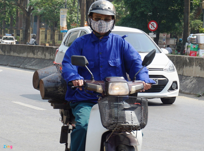 Những ngày vừa qua, nhiệt độ tăng cao cộng với gió Tây Nam hoạt động mạnh, người dân thành phố Vinh (Nghệ An) có thể cảm nhận nắng nóng gay gắt ngay từ đầu buổi sáng. Càng về trưa, nhiệt độ tăng dần, cộng với hơi nóng phả ra từ mặt đường khiến không khí như trên "chảo lửa".