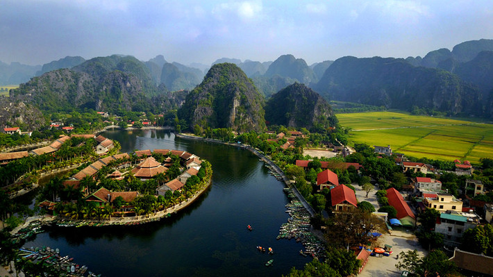 Bến đò Tam Cốc lộng lẫy trong nắng sớm.