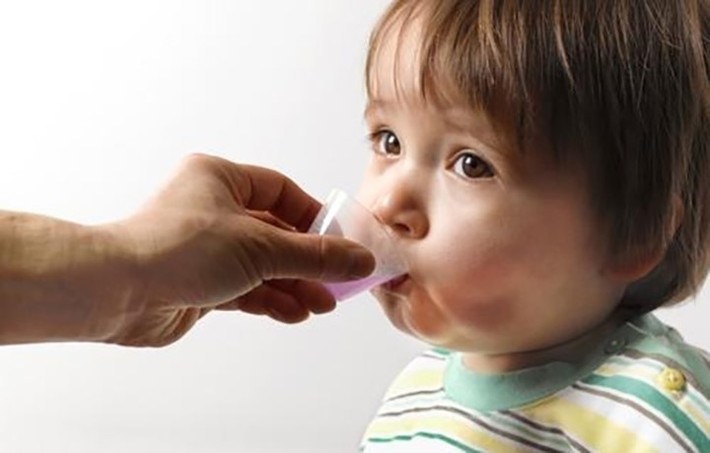 Không quan tâm đến hàm lượng: Thông thường, các sản phẩm được quảng cáo là có bao nhiêu lợi khuẩn nhưng lại ít phụ huynh để ý đến điều này. Số lợi khuẩn khi vào cơ thể sẽ trải qua một chặng đường dài. Acid trong dạ dày có thể tiêu diệt một số lượng vi khuẩn. Trong khi đó nếu hàm lượng vi khuẩn đưa vào quá thấp thì sẽ không có tác dụng. Theo khuyến cáo của nhiều chuyên gia, hàm lượng đưa vào cơ thể nên là 107-1010 CFU/gr. Bởi thế, bạn nên xem xét trên nhãn mác xem số hàm lượng vi khuẩn có đủ không.