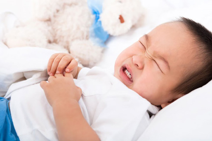 Ngộ độc thức ăn: Trẻ ăn đồ ăn không đảm bảo vệ sinh, thực phẩm ôi thiu hay chế biến quá lâu, sử dụng nguồn nước bị nhiễm vi khuẩn hay đồ ăn tươi sống sẽ làm bé tiêu chảy nhiều lần, bị sốt, đau bụng, nôn, phân có thể có nhầy kèm máu. Các bậc phụ huynh cũng có thể sử dụng men vi sinh nhằm giúp phục hồi hệ vi sinh đường ruột để cải thiện triệu chứng.