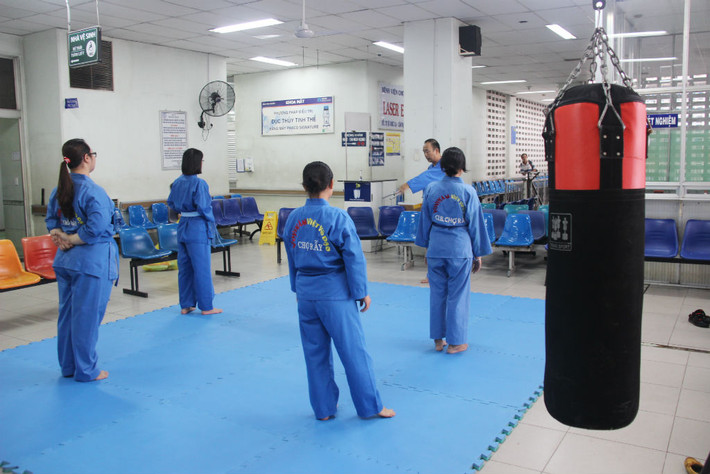 Sau 2 năm thành lập, CLB võ thuật, Bệnh viện Chợ Rẫy (TP.HCM) có khoảng 15 học viên là y bác sĩ, nhân viên kỹ thuật, bảo vệ bệnh viện.