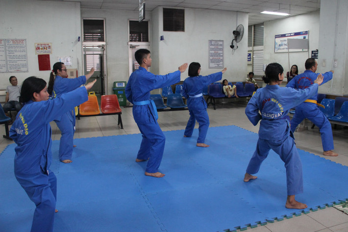 Lớp võ có 15 thành viên, trong đó có tới 11 nữ, 4 người nam. Lớp học không chỉ dành cho y bác sĩ mà cho tất cả mọi người, những ai muốn luyện võ đều có thể tham gia.