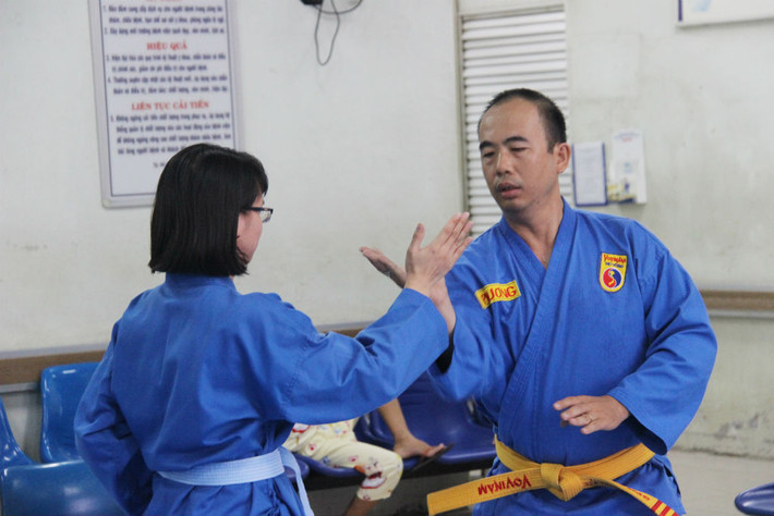 Huấn luận viên của lớp học là anh Nguyễn Thanh Phương (39 tuổi) - Điều dưỡng khoa Can thiệp tim mạch. Vị HLV này ở cấp độ Hoàng đai tam cấp (3 đẳng quốc tế).