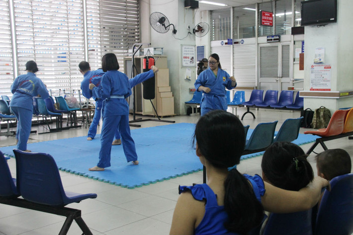 Nhìn thấy những y bác sĩ học võ, nhiều người bệnh, thân nhân bệnh nhân cũng chú ý theo dõi.