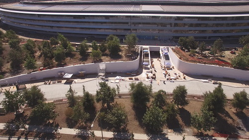 Apple Park có cửa kính cao bốn tầng mở ra một không gian khổng lồ.