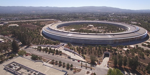 Apple dự kiến sẽ tung ra thị trường iPhone mới vào tháng tới. Đâu sẽ là địa điểm CEO Apple Tim Cook nắm giữ chiếc iPhone mới nhất lần đầu tiên? Có thể là trong một khán phòng ở San Francisco như năm ngoái, hay sự kiện này sẽ được tổ chức ở dưới lòng đất thuộc khuôn viên trụ sở mới của Apple Park?