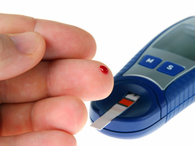 Biến động đường trong máu: Khi chúng ta ăn, cơ thể bắt đầu chuyển các carbs thành glucose để cung cấp cho chúng ta năng lượng. Cơ thể chúng ta cần cung cấp glucose liên tục để hoạt động bình thường. Khi chúng ta đói, cơ thể bị thiếu glucose, kết quả là lượng đường trong máu giảm quá nhiều. Điều này gây ra nhức đầu và chậm chạp. Nó cũng làm cho chúng ta khó tập trung. Mức đường trong máu biến đổi có thể dẫn đến bệnh tim về lâu dài.