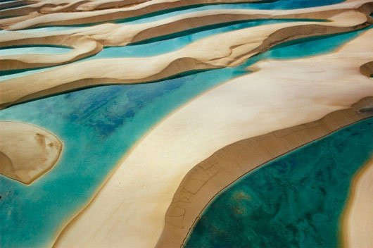 Sa mạc đầm nước - Lencois Maranhenses, Brazil Sự tồn tại của nơi đây hẳn khiến rất nhiều người ngạc nhiên, sa mạc này nằm trong công viên Lencois Maranhenses của Brazil, nổi tiếng với khung cảnh đầy đối lập khi sa mạc và đầm phá cùng song song tồn tại. Các đầm nước này được hình thành khi những giọt mưa tích tụ giữa các đụn cát, làm nên những vũng nước nhỏ trong veo ngay giữa sa mạc nắng gió. Khung cảnh kỳ thú này chỉ xảy ra vào cuối mùa đông và trước khi mùa hè bắt đầu. Điều đáng ngạc nhiên là trong các hồ nước ở đây xuất hiện một loài cá bản địa, do trứng của chúng được các loài chim mang đến.