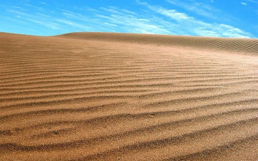 Sa mạc khô nhất thế giới – Sa mạc Atacama, Chile Sa mạc này có độ khô hạn cao hơn 50 lần so với thung lũng chết ở California, Mỹ. Lượng mưa trung bình của sa mạc này chỉ khoảng 1mm một năm, một số nơi được đánh giá là không bao giờ có mưa. Không khí ở đây khô hạn đến mức mặc dù nằm ở độ cao 6.500m so với mặt nước biển, nhiệt độ rất thấp những nơi này không có bất cứ một sông băng nào.