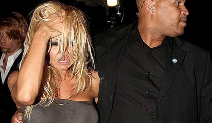 Pamela Anderson lộ rõ gương mặt mệt mỏi và đầu tóc xõa xượi kém đẹp mỗi khi say xỉn. Có lẽ, người đẹp chẳng muốn nhìn lại những hình ảnh này của mình.